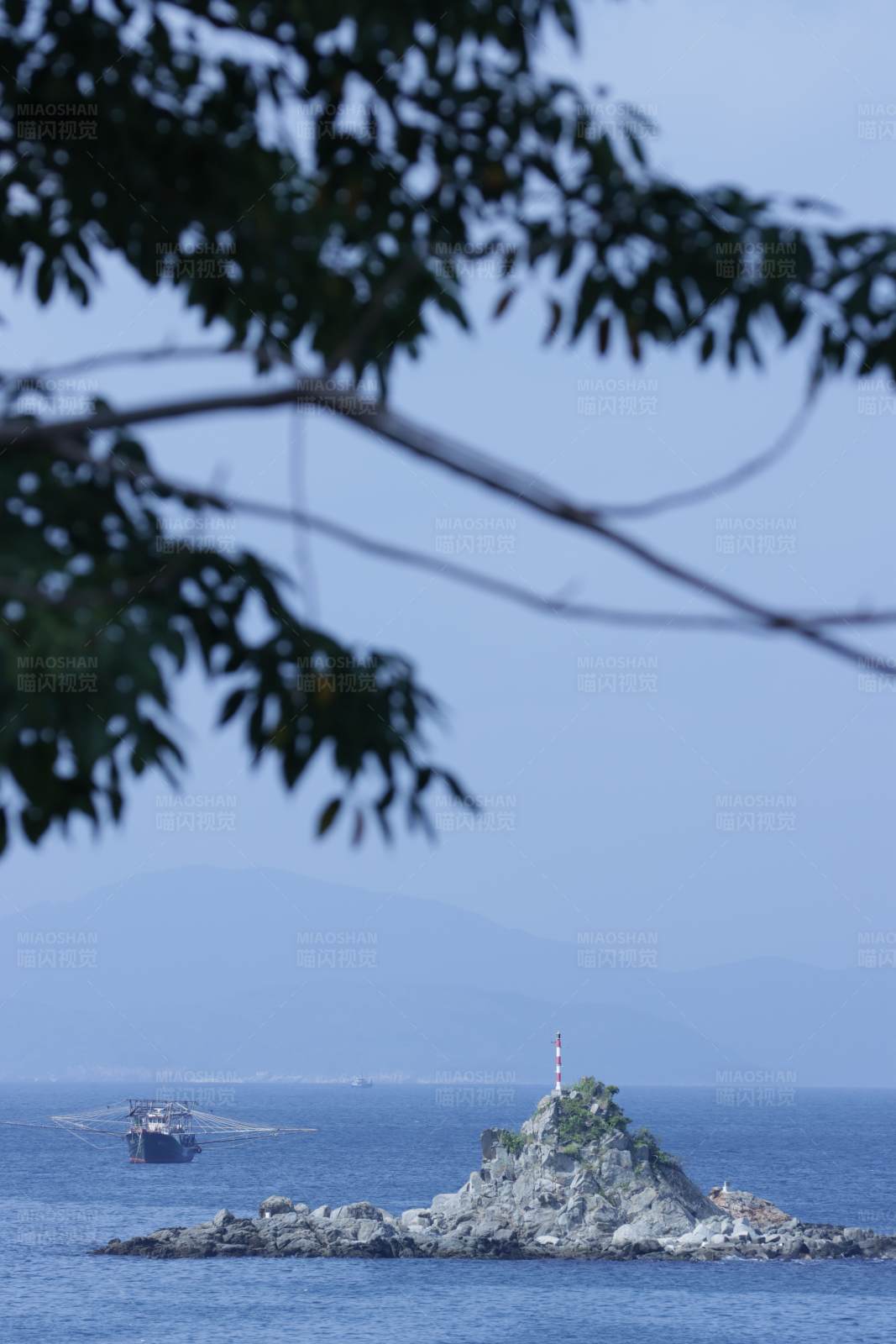 海上孤岛灯塔图片