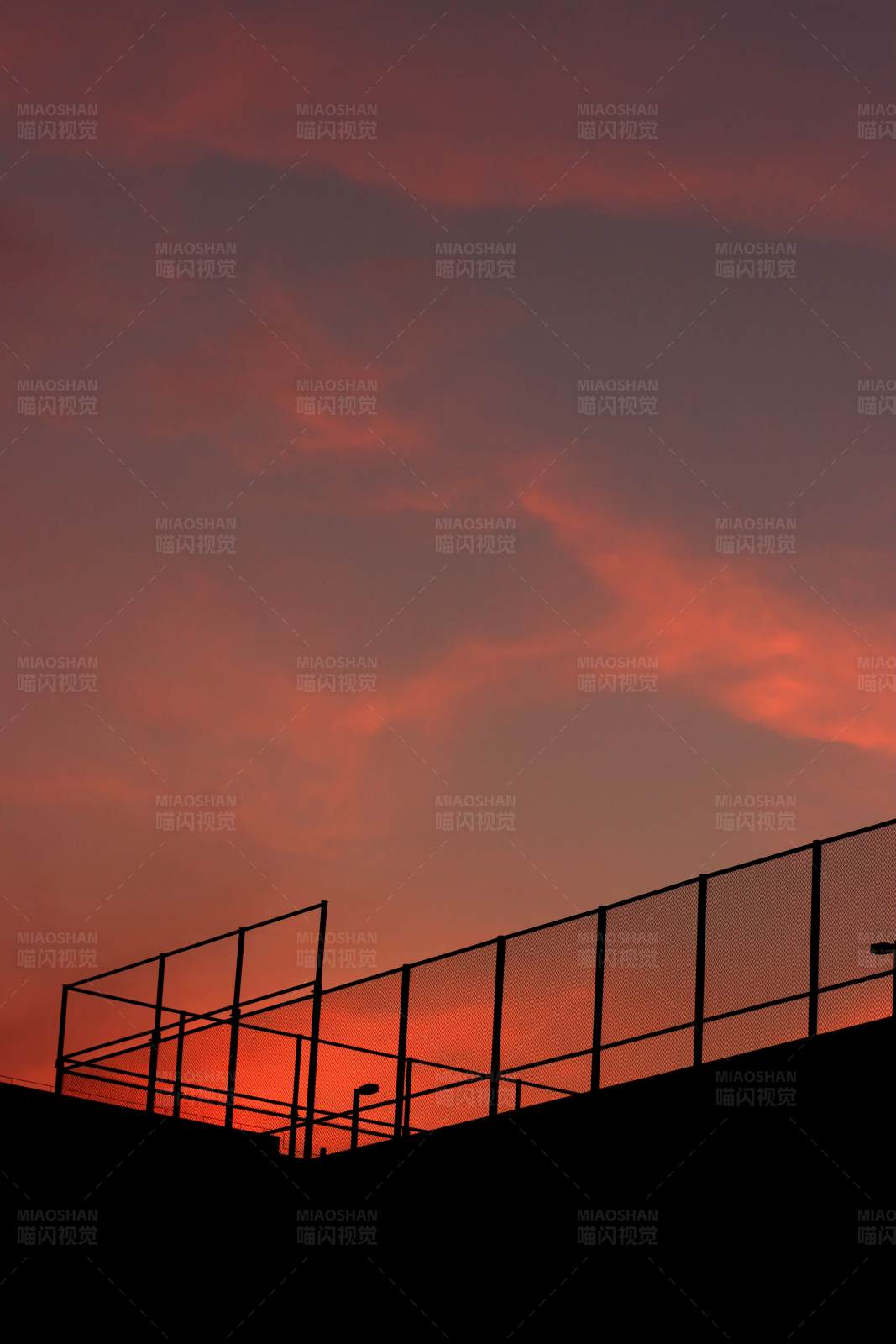夕阳下的栏杆剪影图片