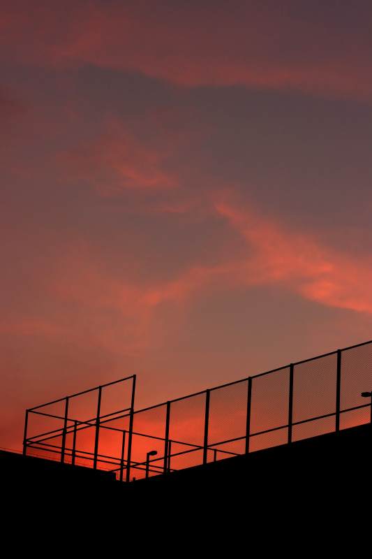 夕阳下的栏杆剪影图片