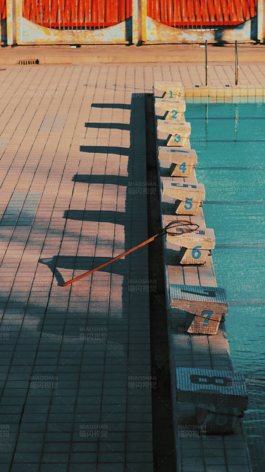 泳池边的数字标志图片