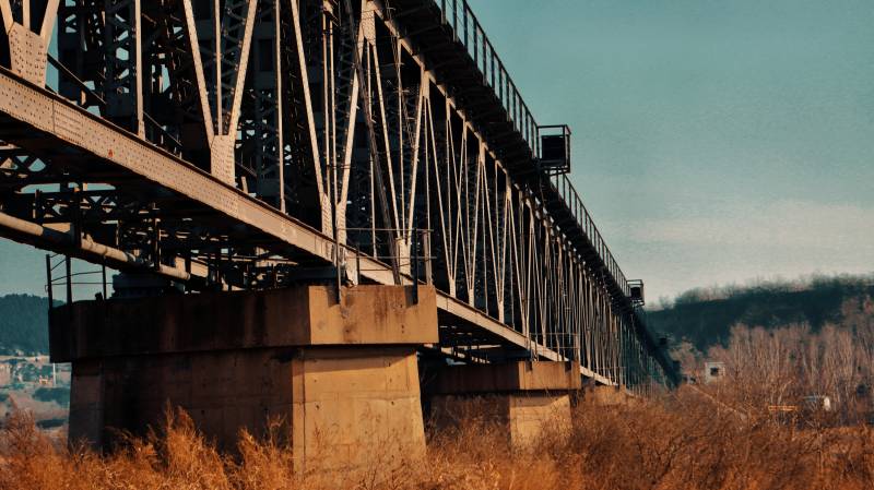 铁桥秋景图片