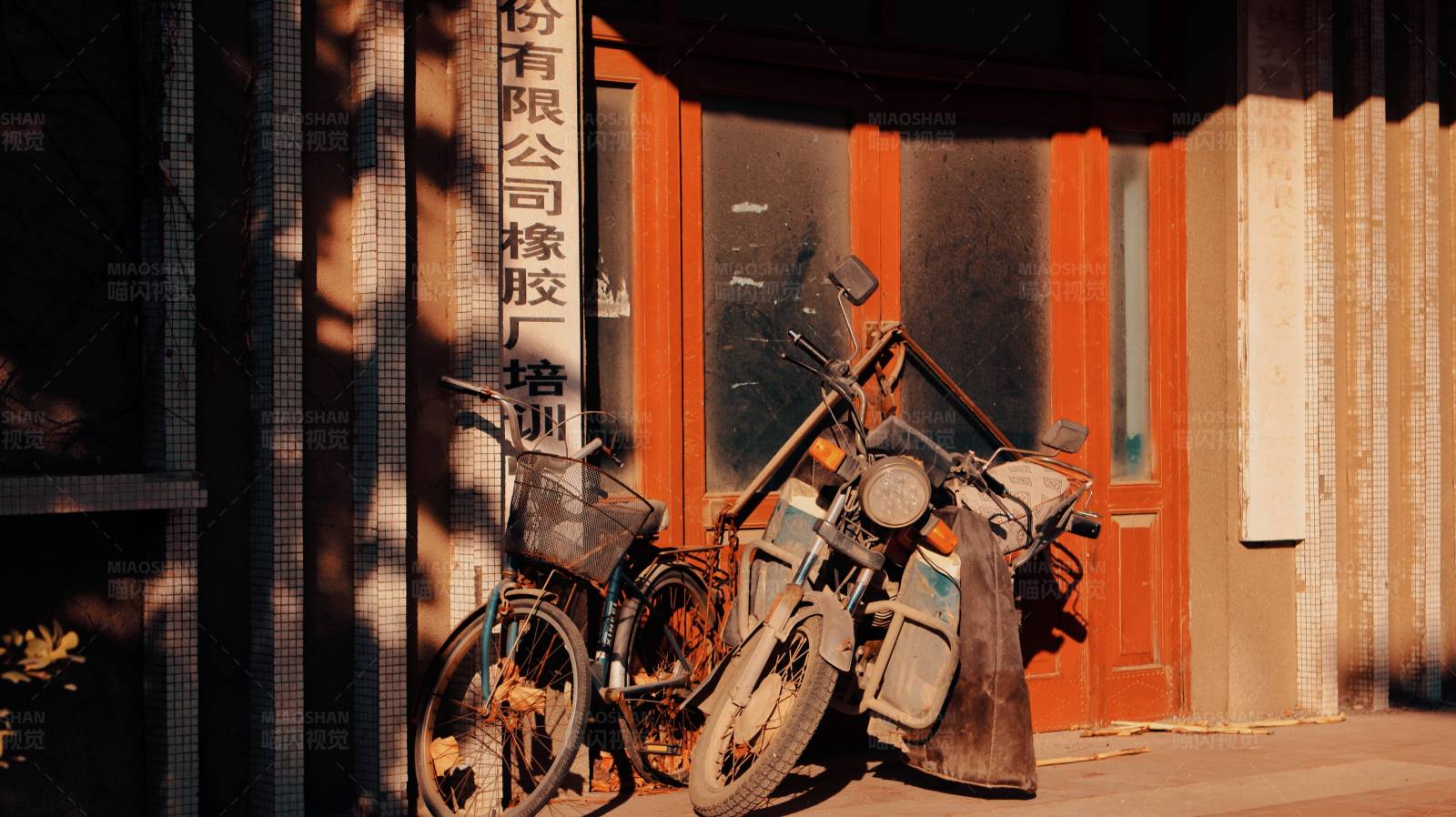 街角的旧摩托车图片