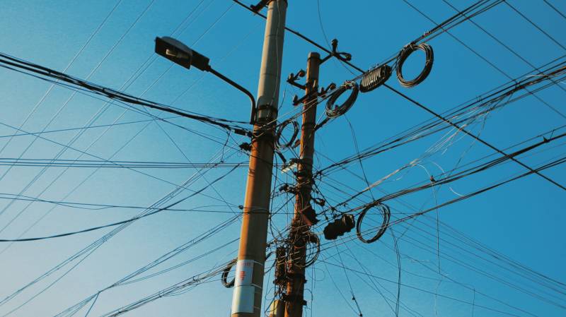 电线交织的天空图片