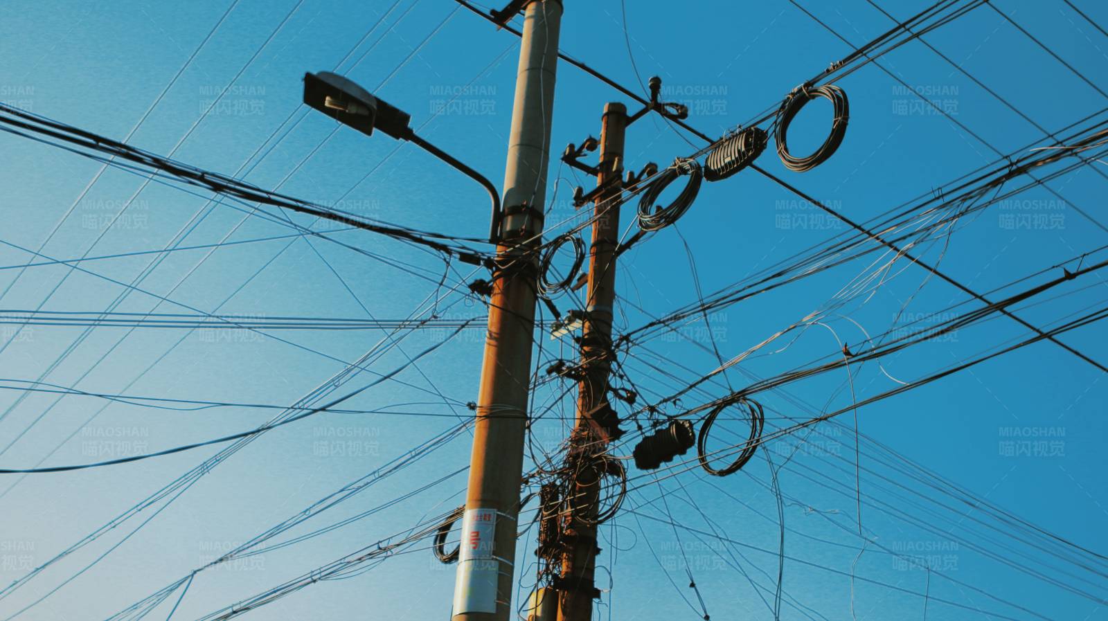 电线交织的天空图片