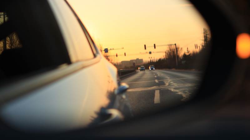 夕阳下的后视镜图片