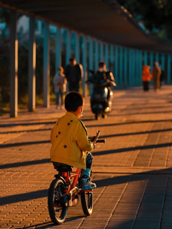 夕阳下的小骑手图片