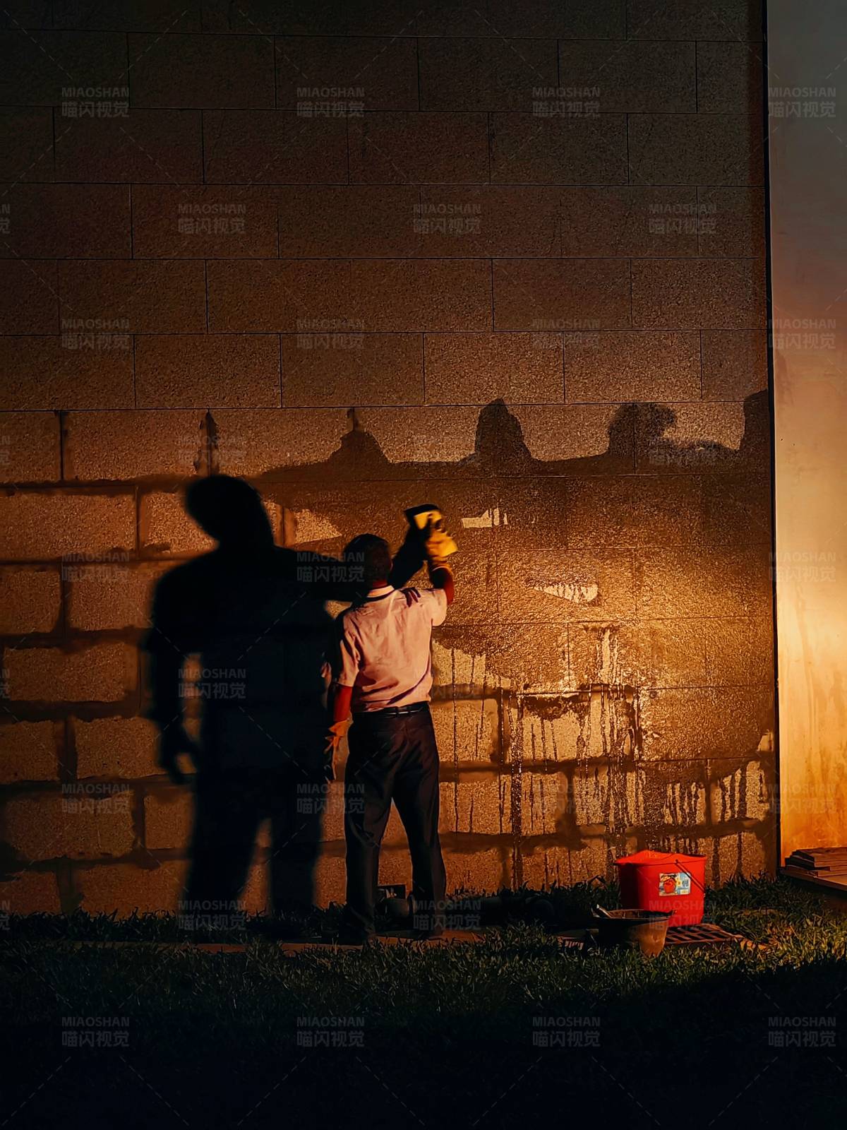 夜幕下的墙绘者图片