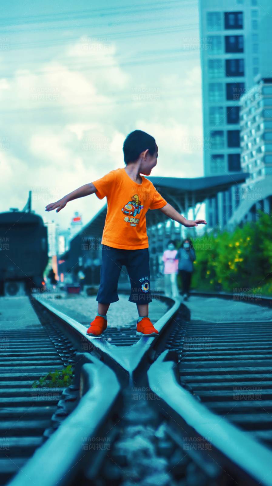 铁轨上的平衡游戏图片