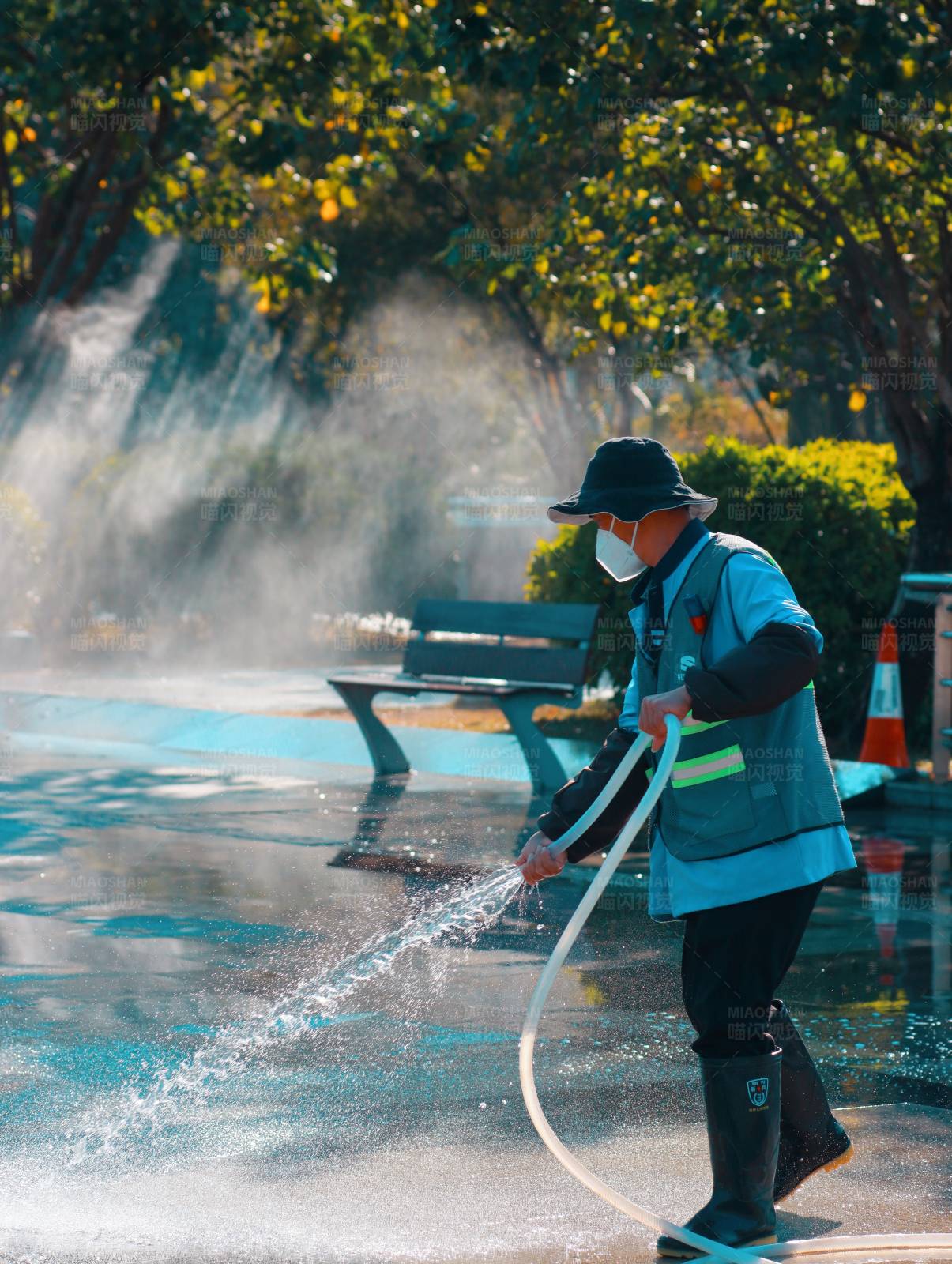 公园里的清洁工图片