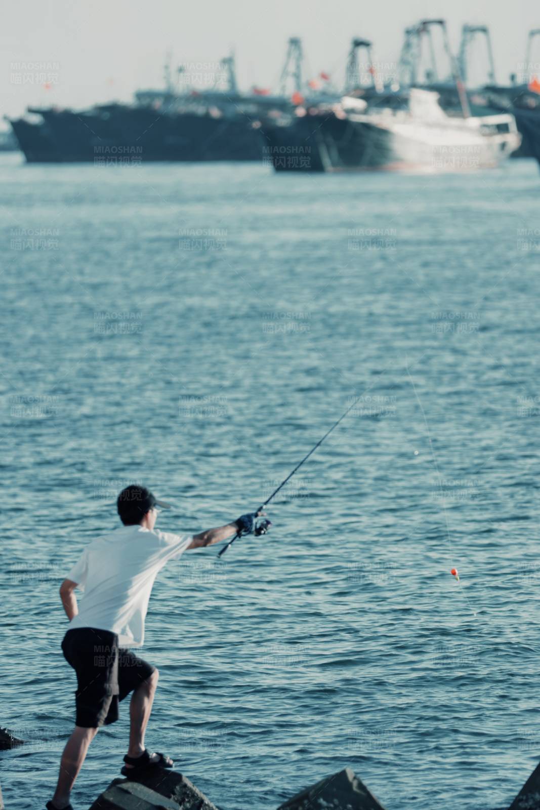 海边垂钓图片