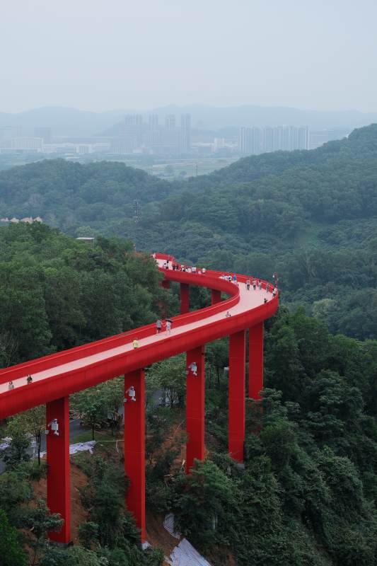 红色山间空中步道图片