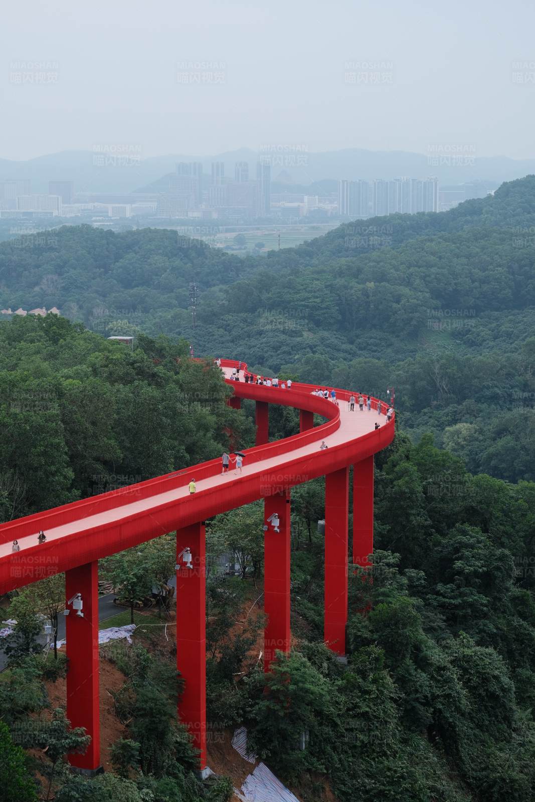 红色山间空中步道图片