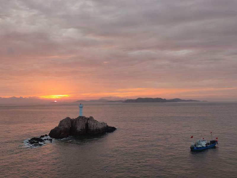 海上灯塔日落时分图片