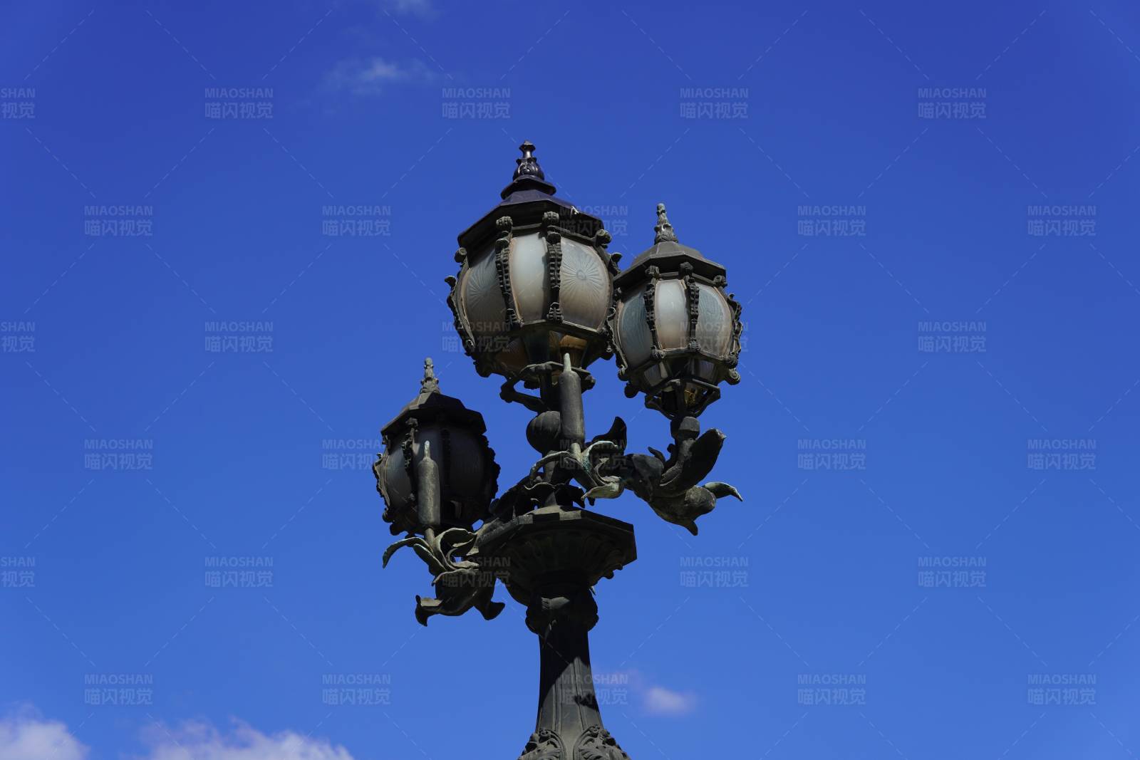 蓝天下的华丽路灯图片