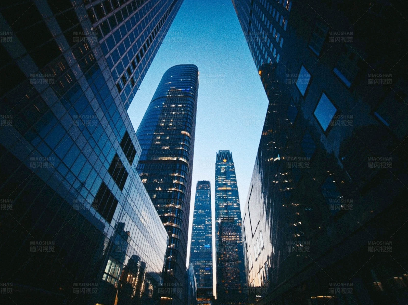摩天大楼的仰视视角图片