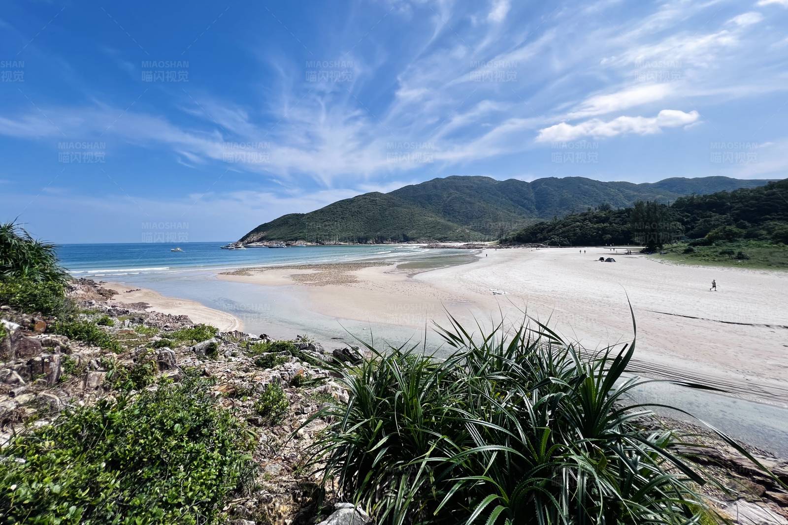 宁静海滩与山景图片