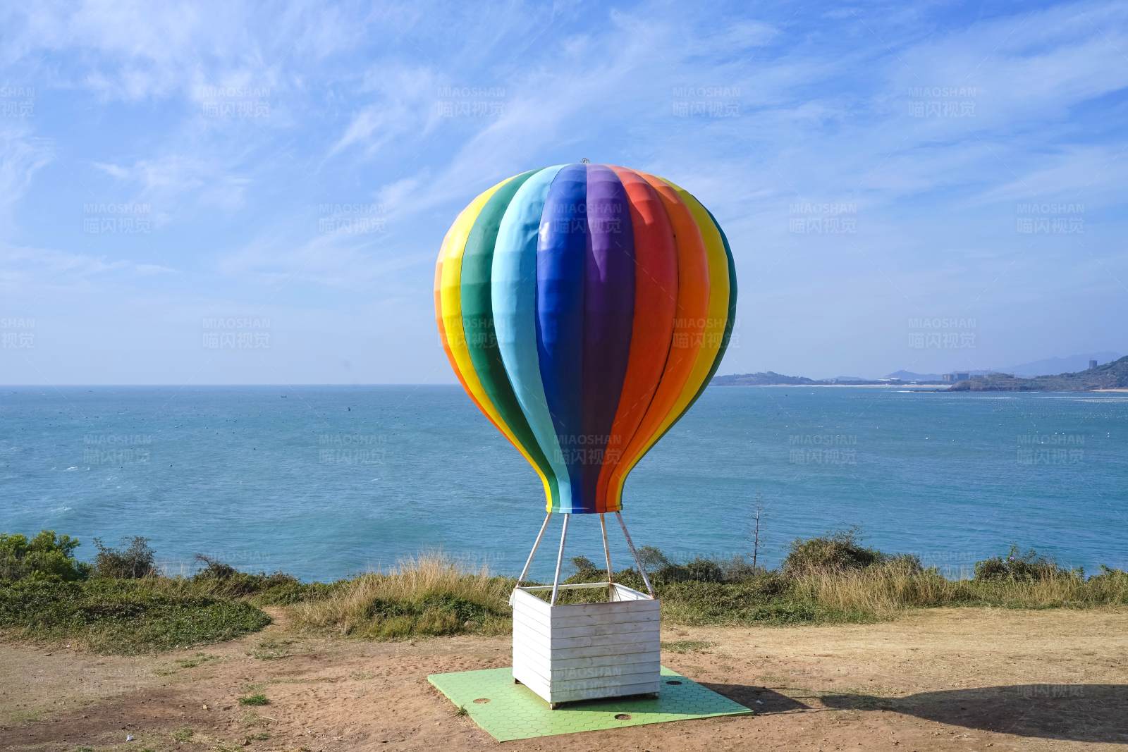 彩虹热气球海边风景图片