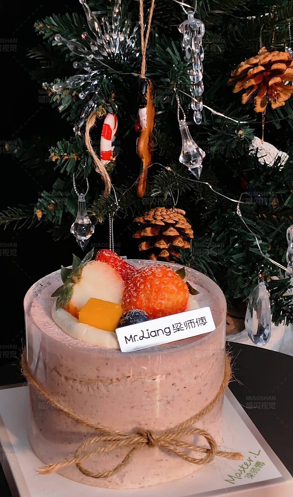 圣诞树下的甜蜜蛋糕图片