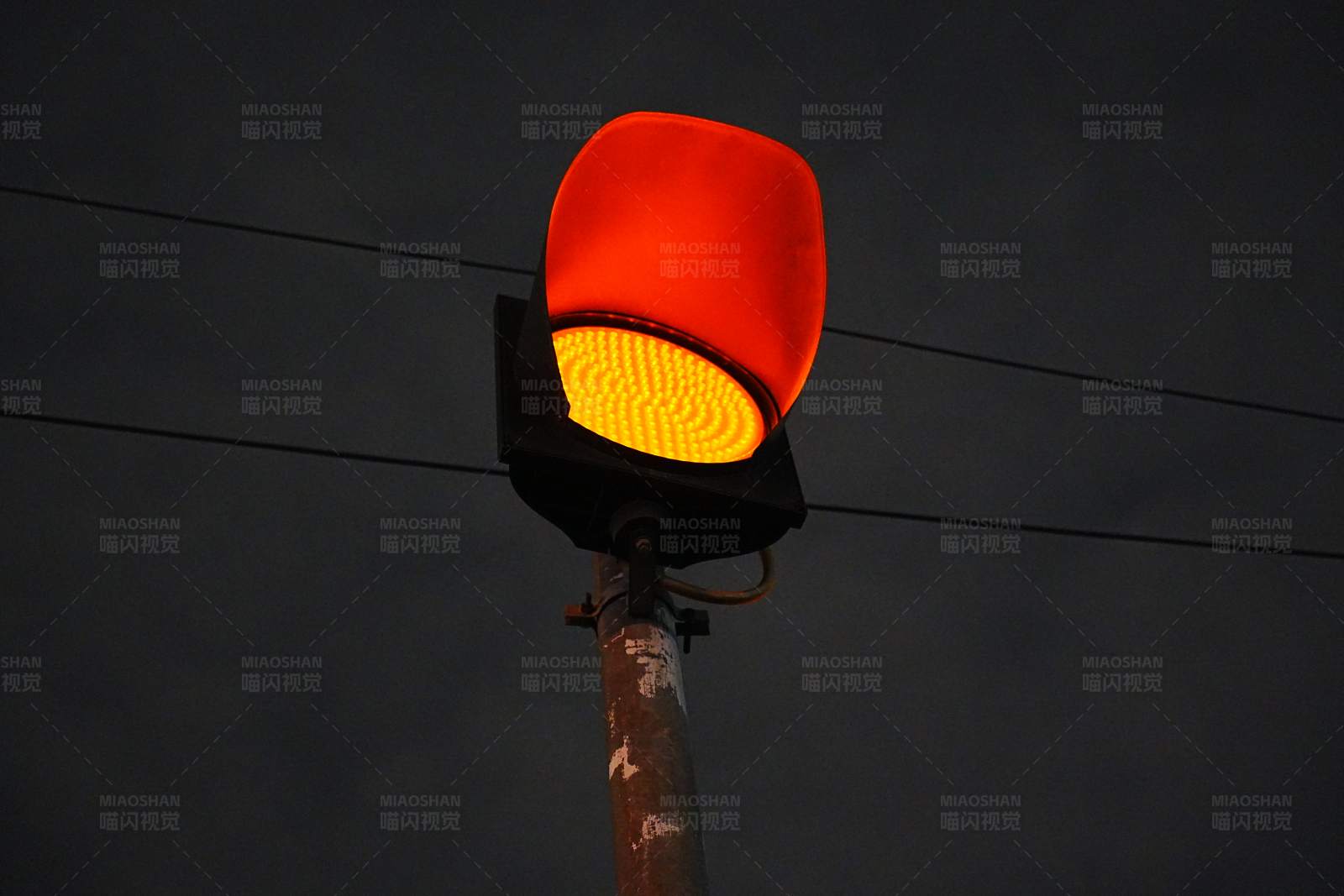 夜幕下的红绿灯图片