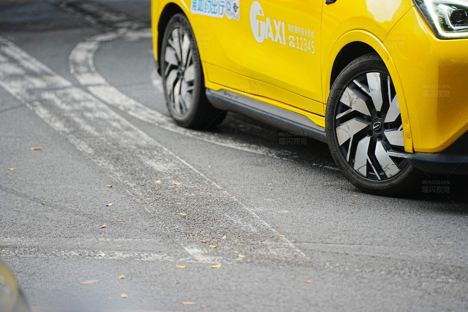 黄色出租车在路上行驶图片