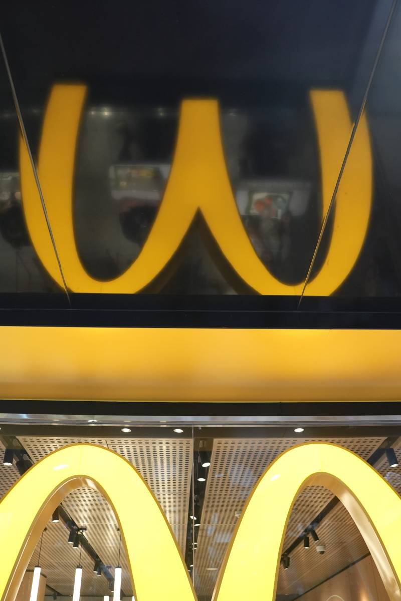 麦当劳标志倒置图片