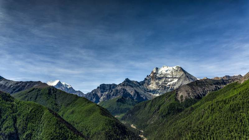 雪山之巅 绿谷环绕图片