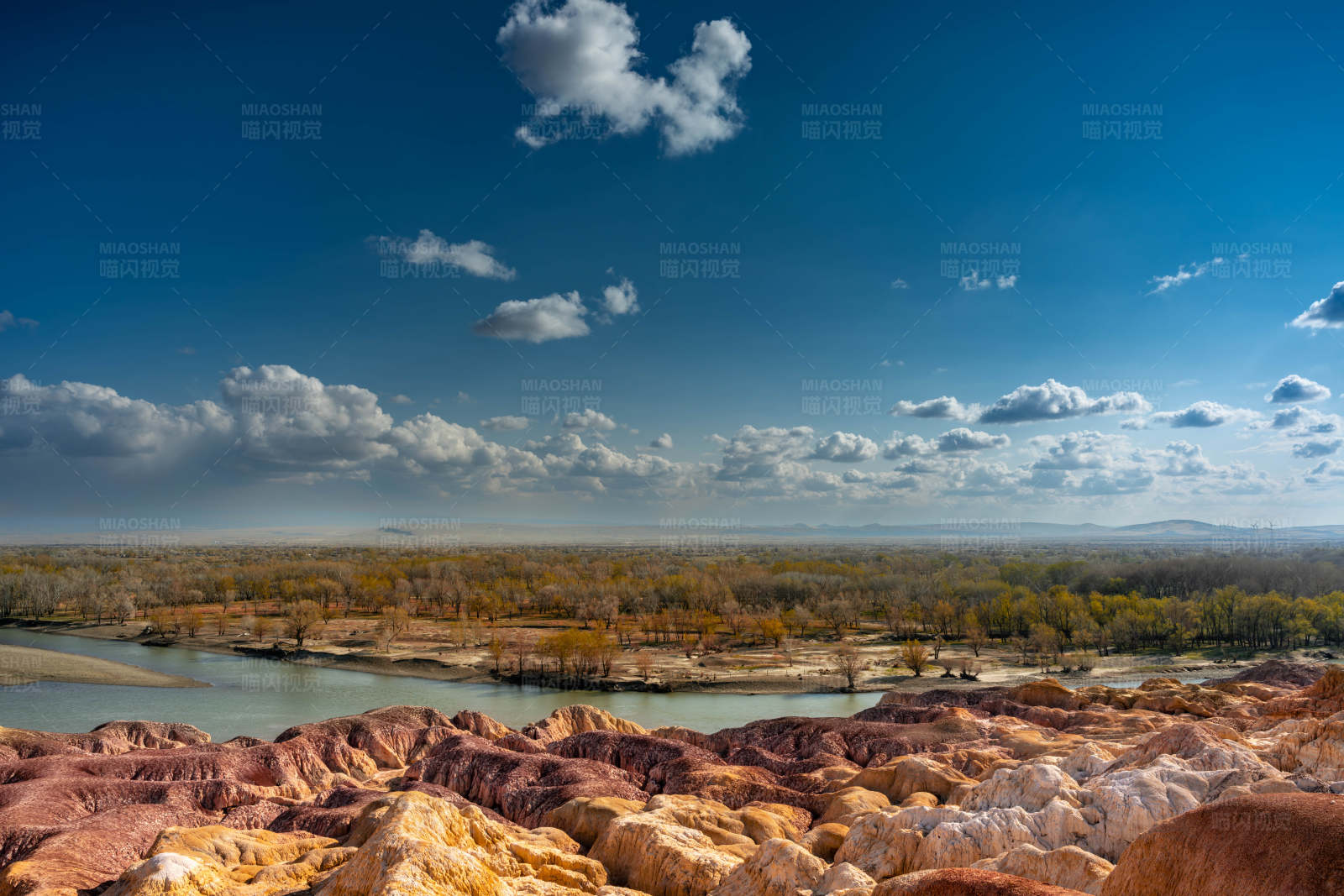 秋日河谷美景图片