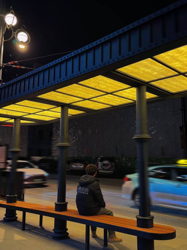 夜色下的车站等候图片