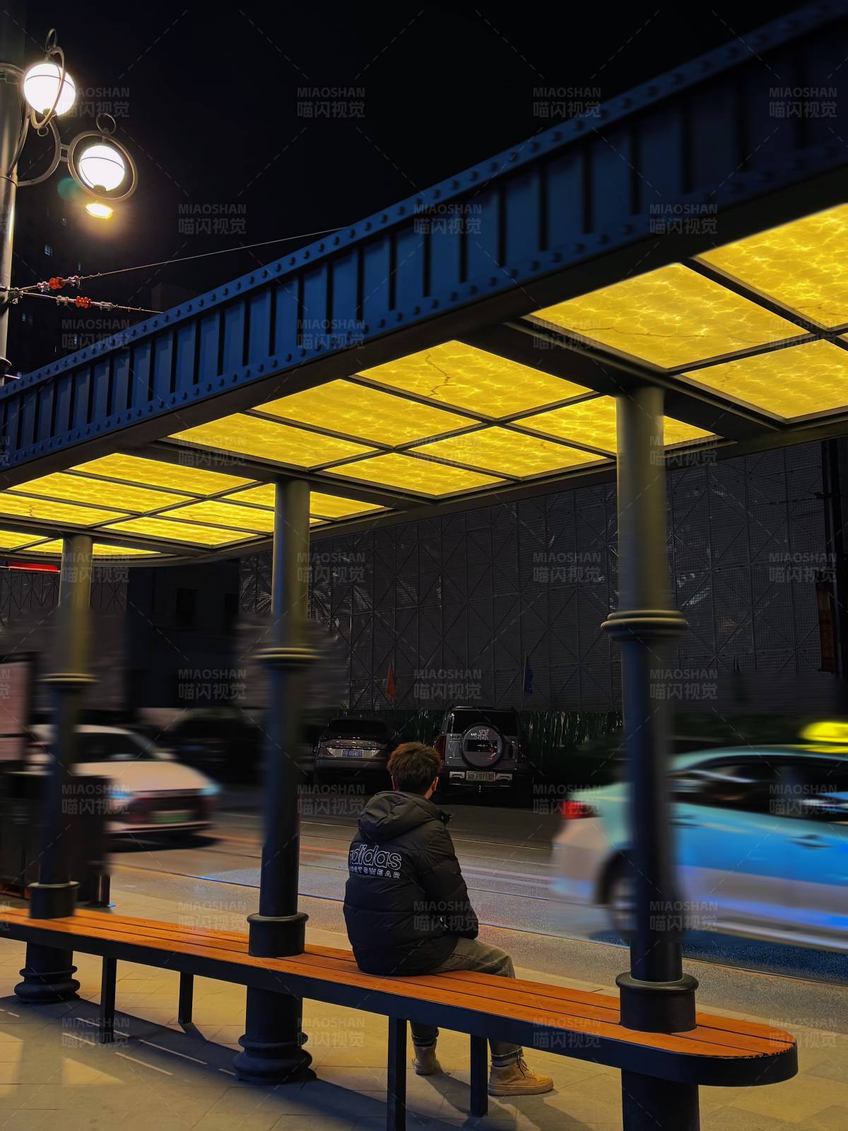 夜色下的车站等候图片