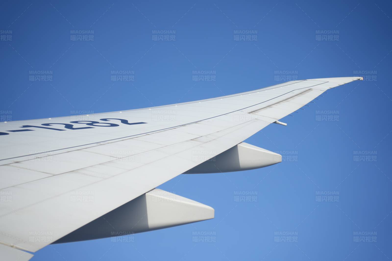 翱翔蓝天的机翼图片