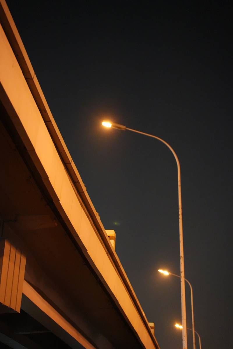 夜色中的高架桥与路灯图片