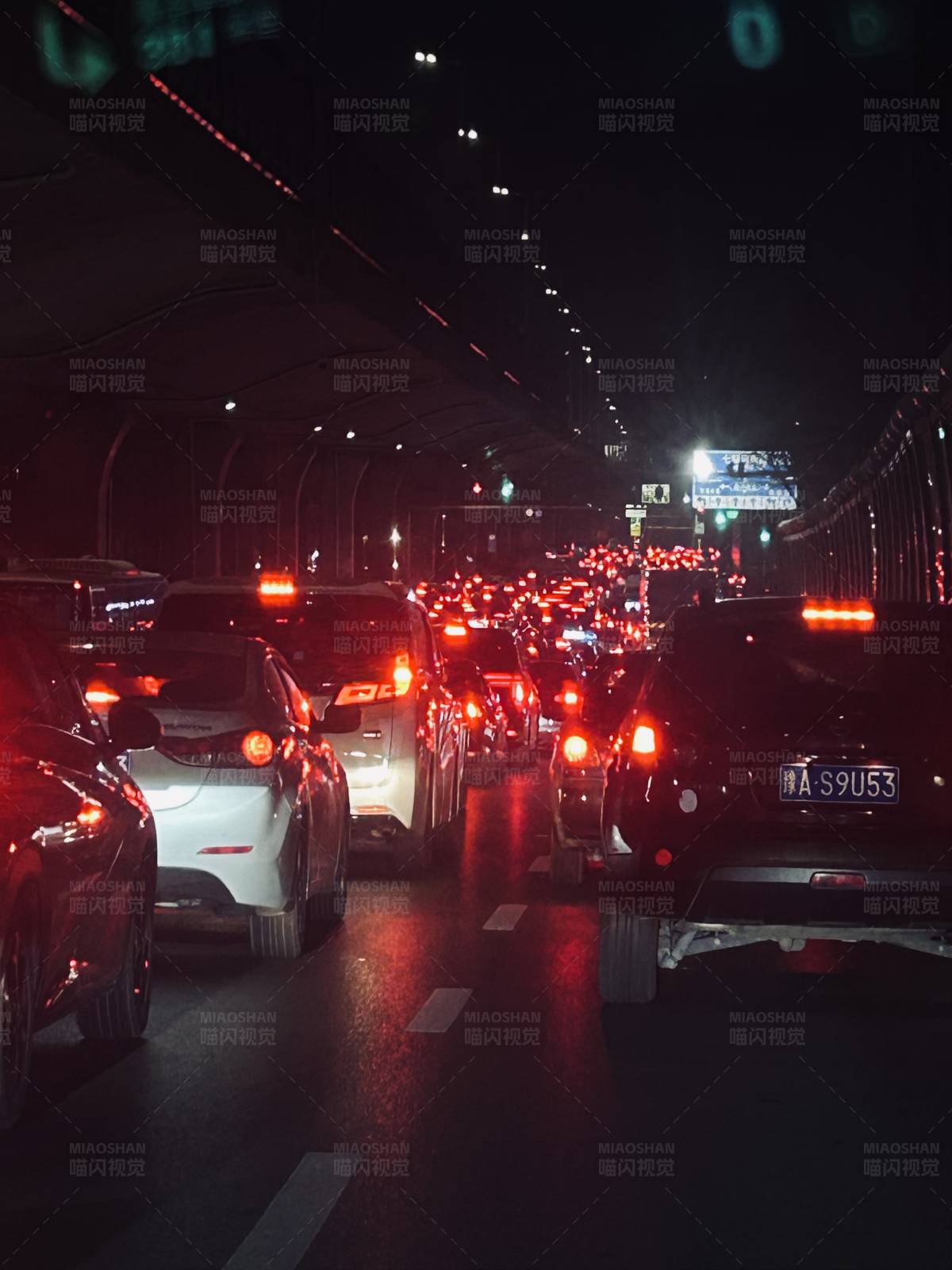 夜间隧道交通拥堵图片