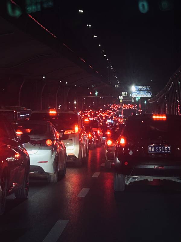 夜间隧道交通拥堵图片