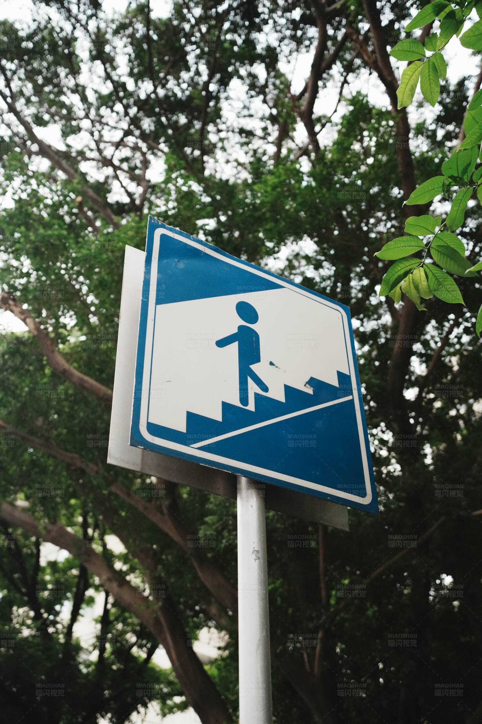 楼梯警示标志图片