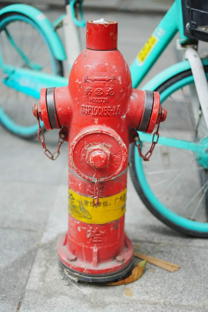红色消防栓与蓝色自行车图片