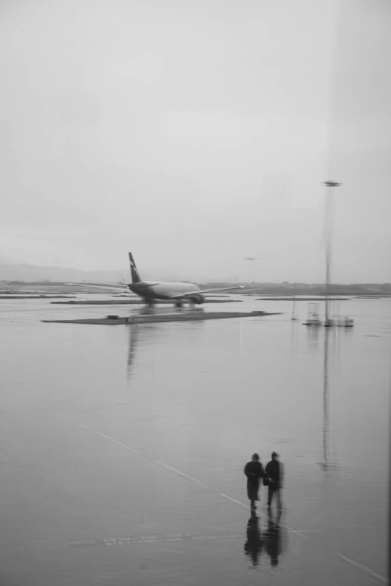 雨中机场的静谧时刻图片