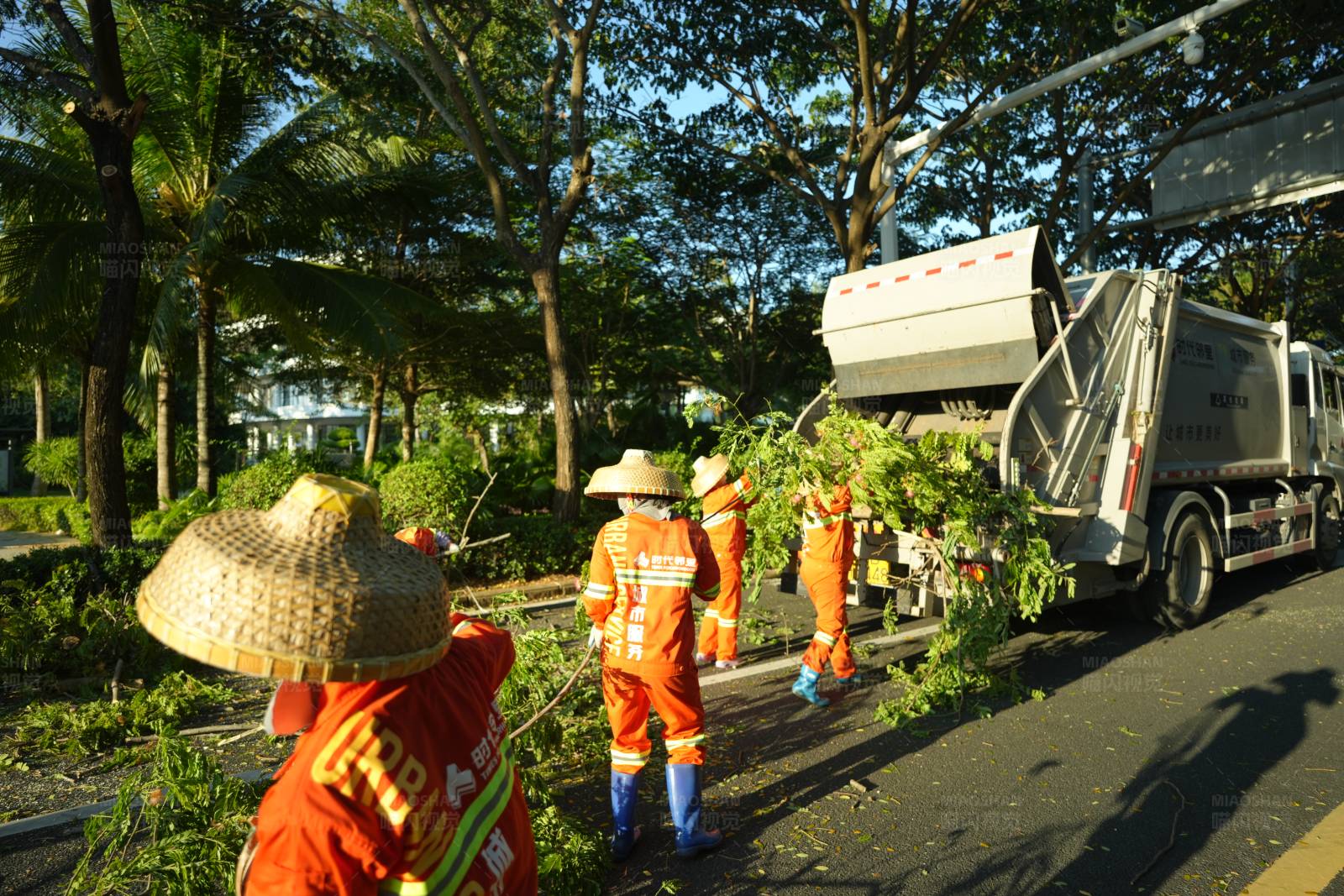 城市美容师辛勤工作图片