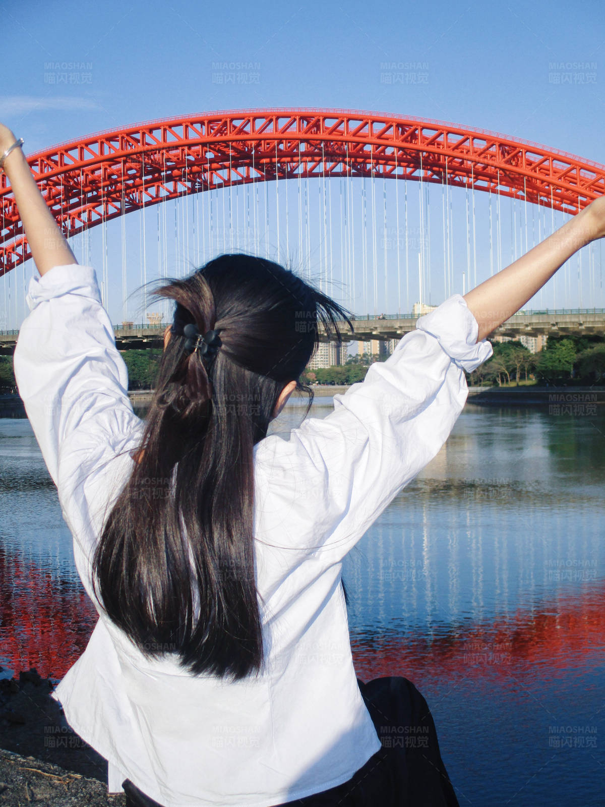 拥抱自由的桥畔时光图片