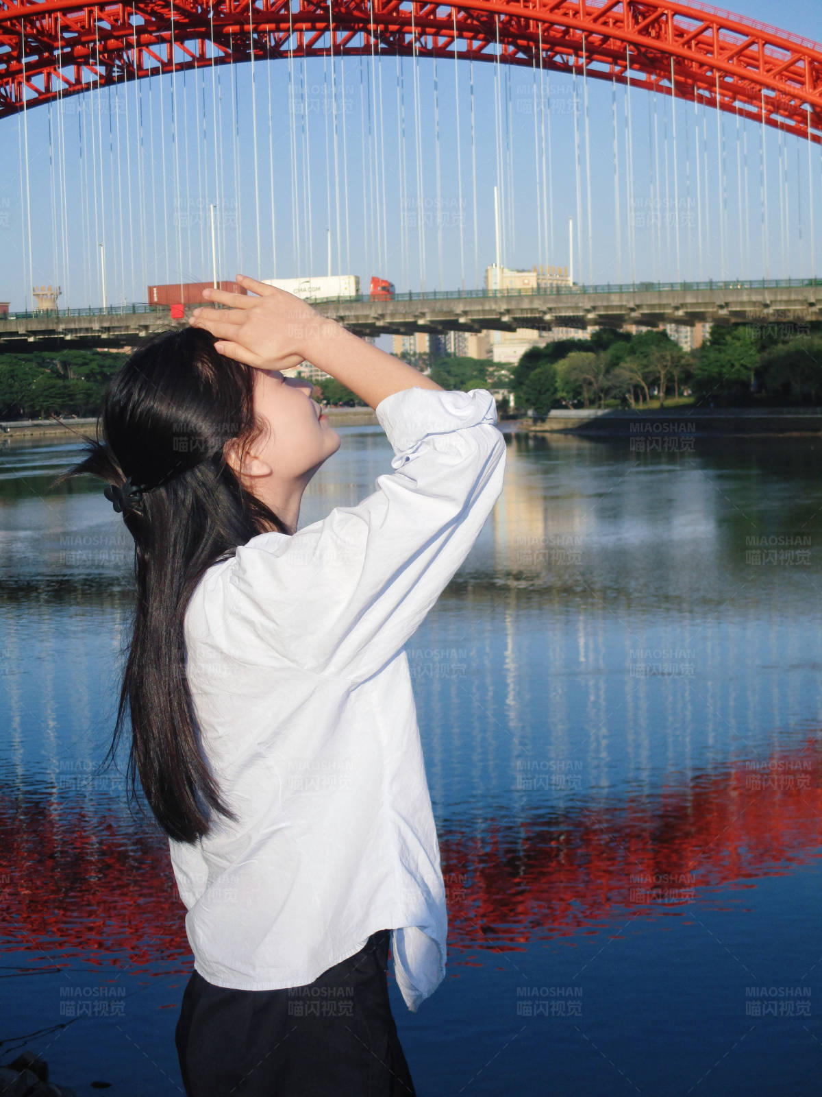桥边眺望的女孩图片