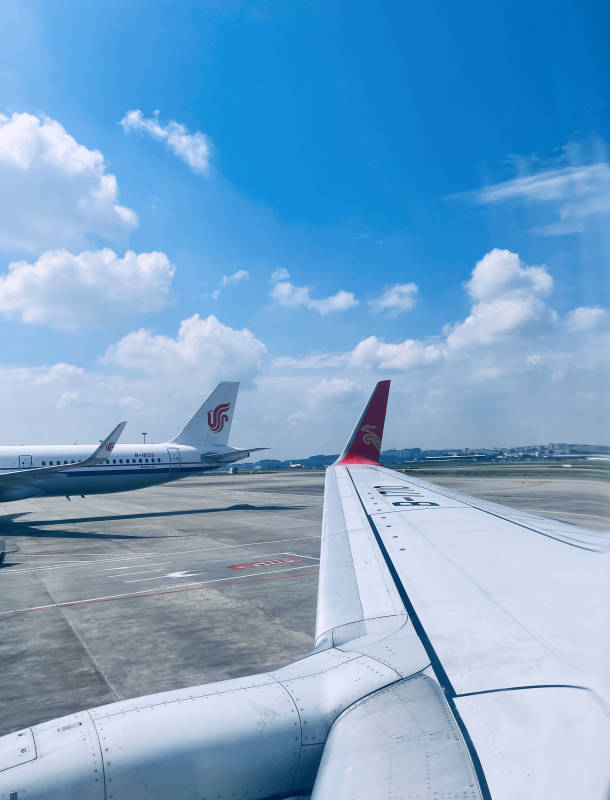 机场视角 飞机与蓝天图片