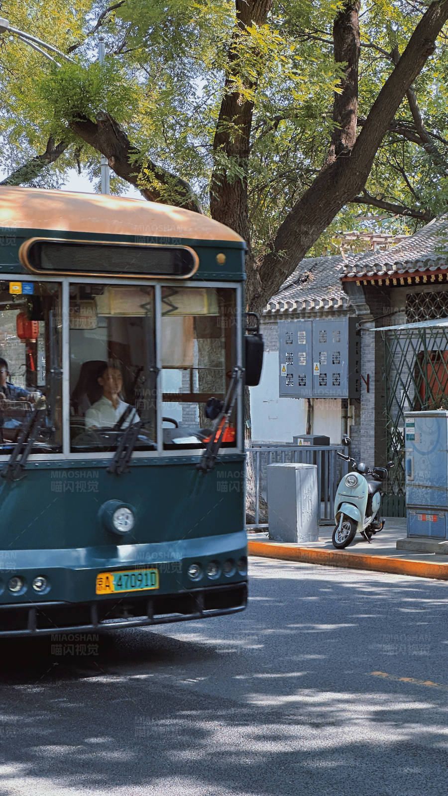 城市公交与老街景图片