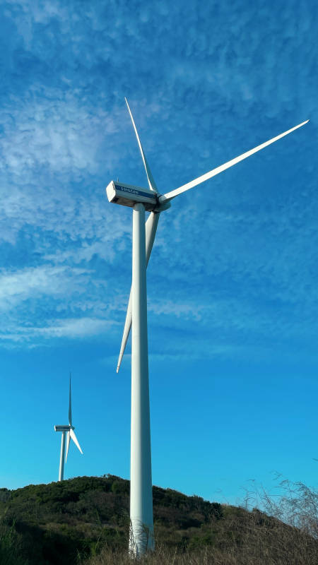 风车与蓝天图片