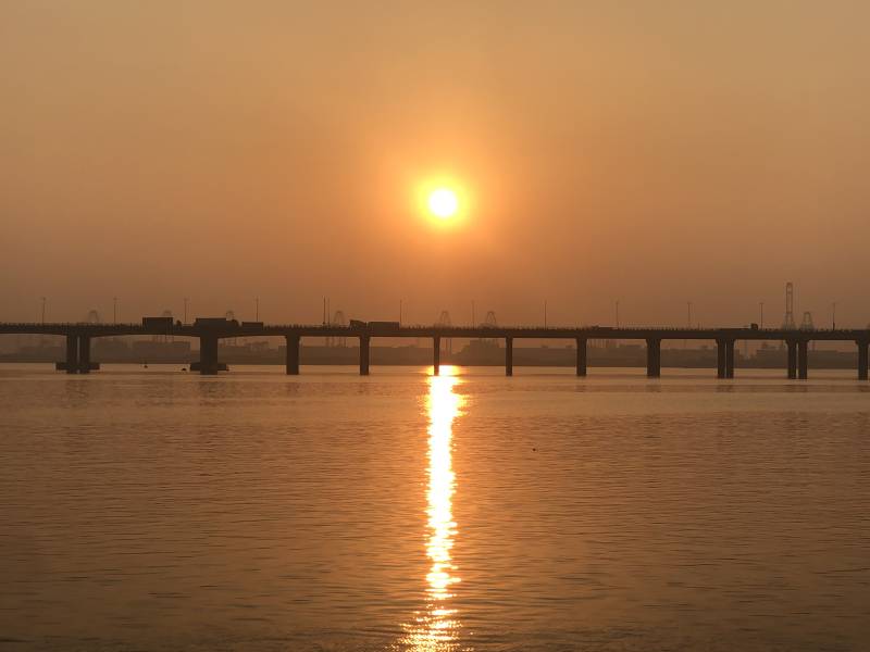 夕阳下的桥梁剪影图片