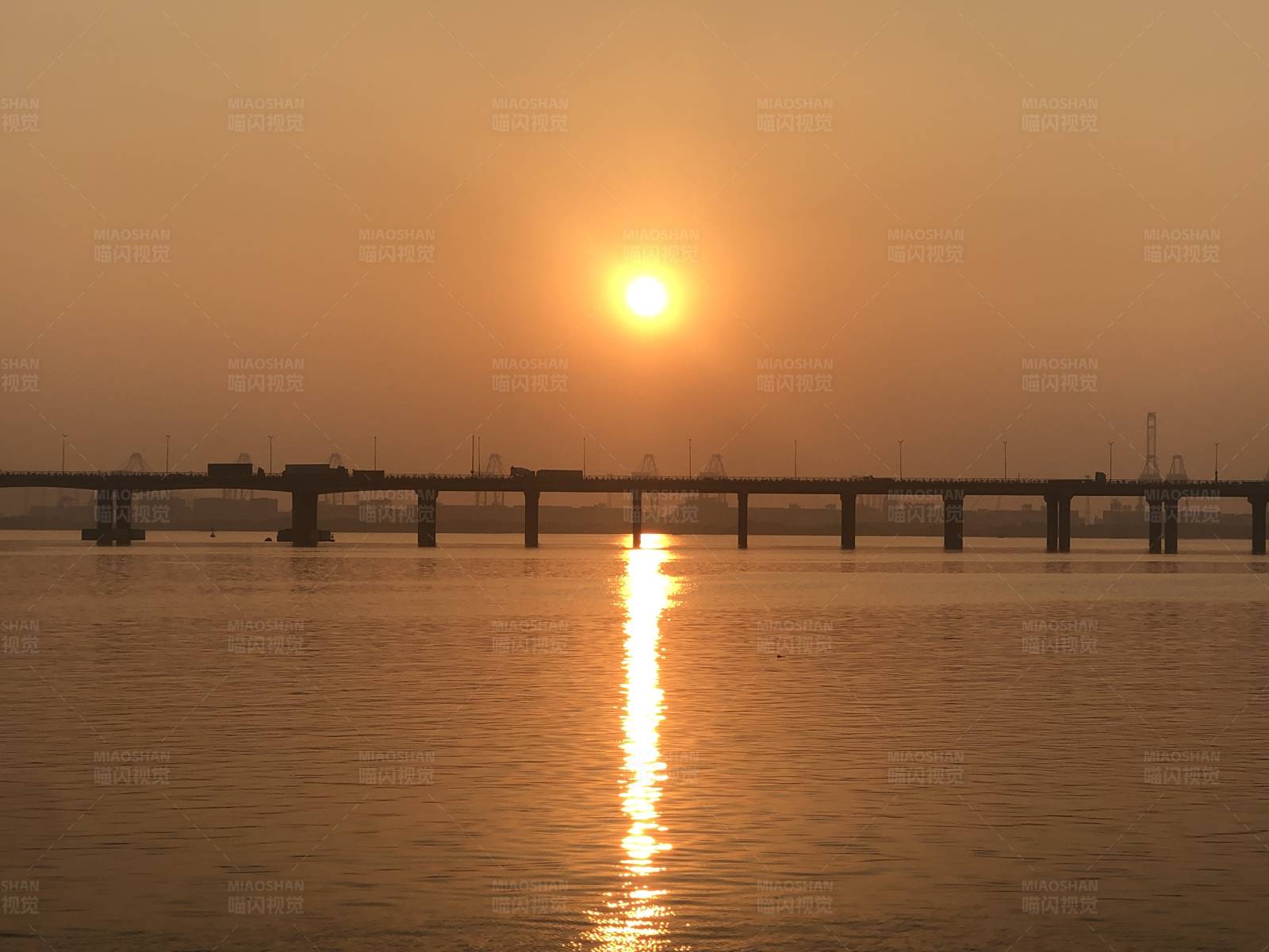 夕阳下的桥梁剪影图片
