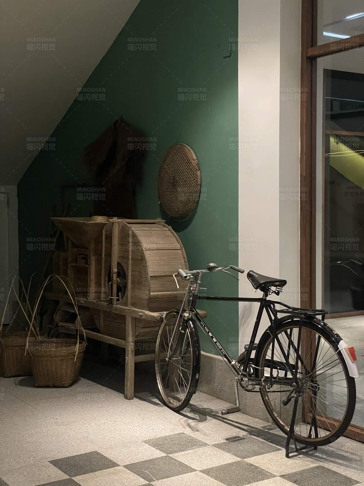 复古自行车与木箱图片