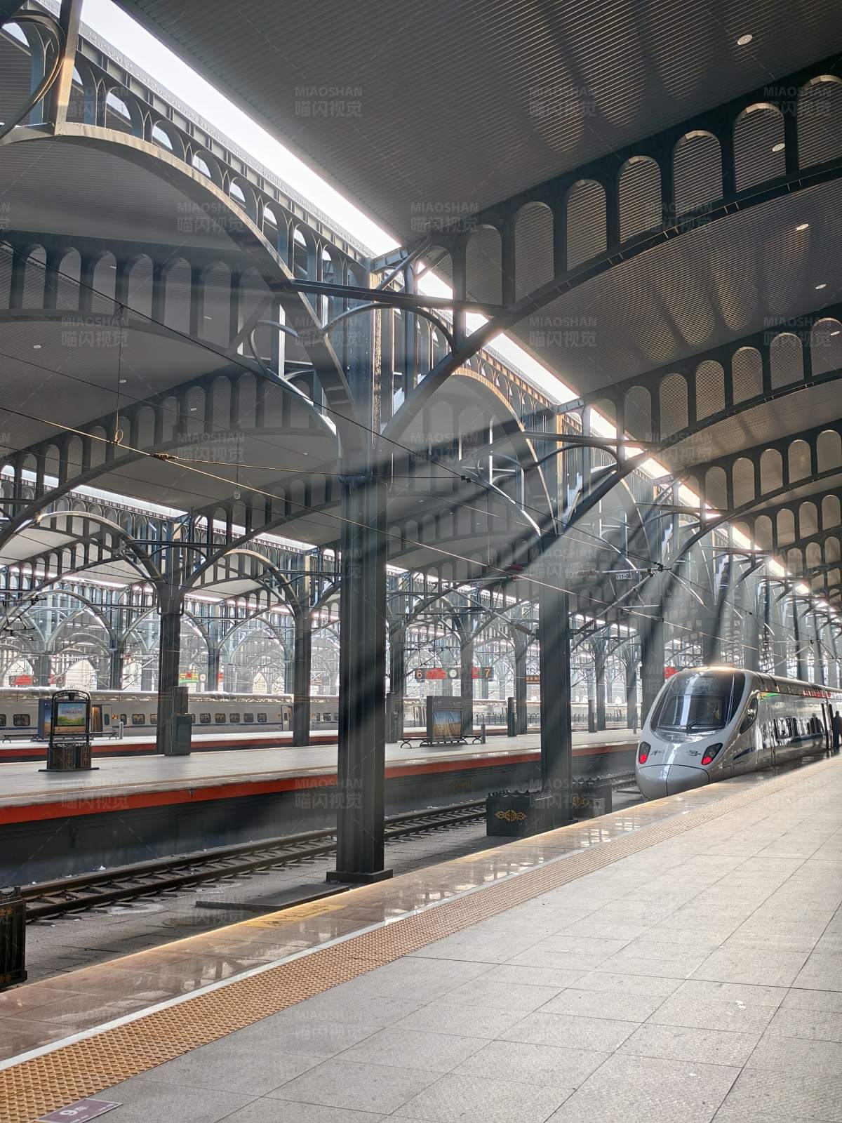 火车站台现代列车图片
