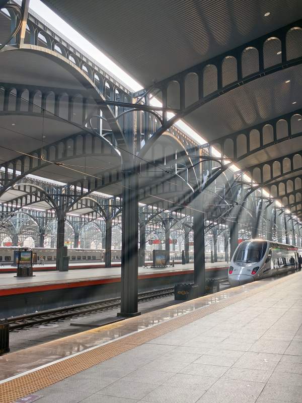 火车站台现代列车图片