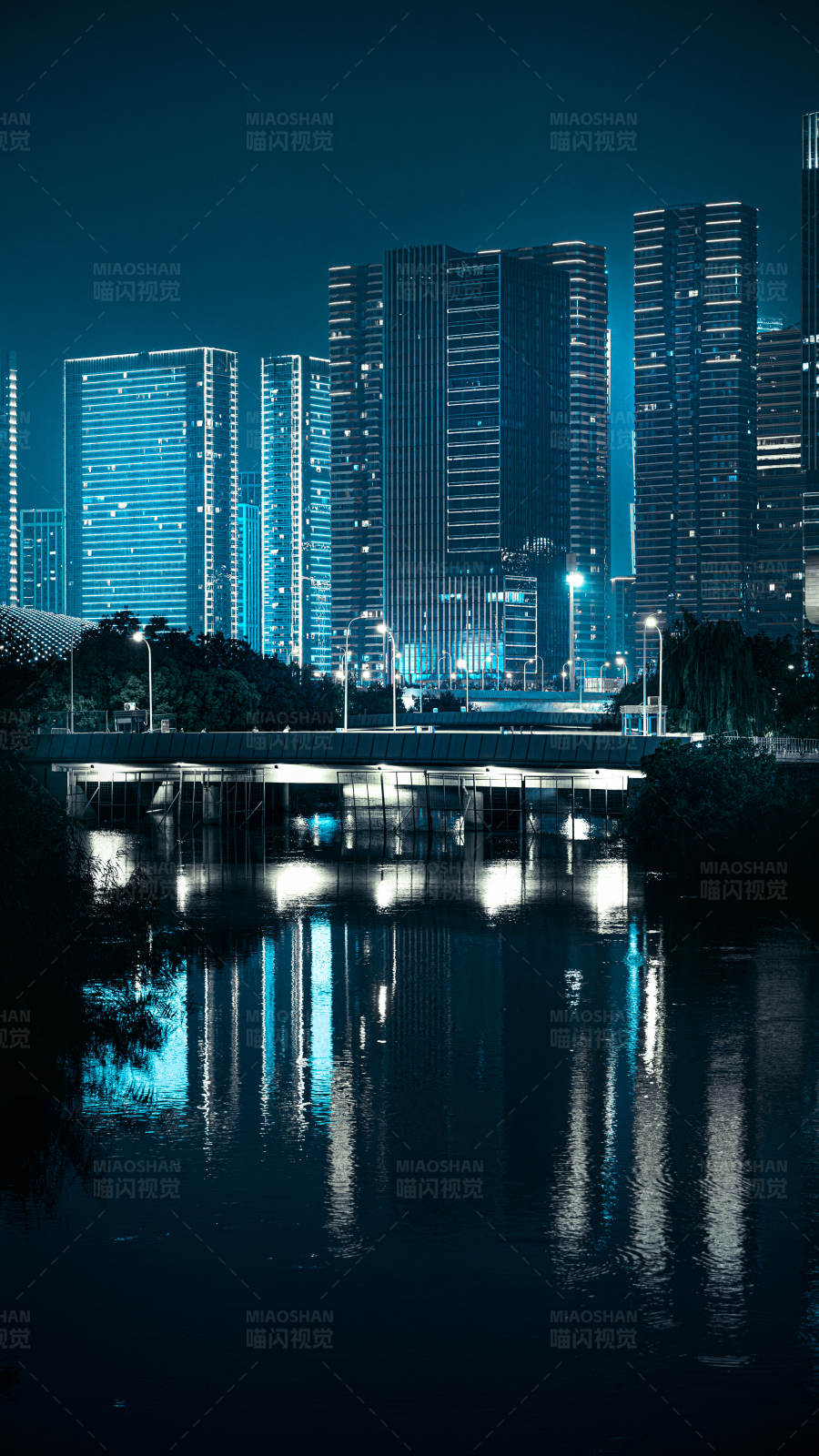 夜色中的城市倒影图片