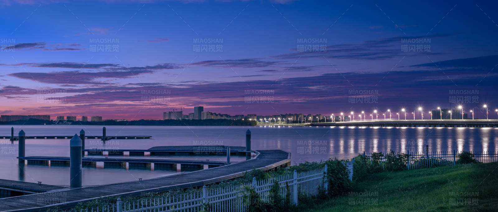 暮色中的城市湖景图片