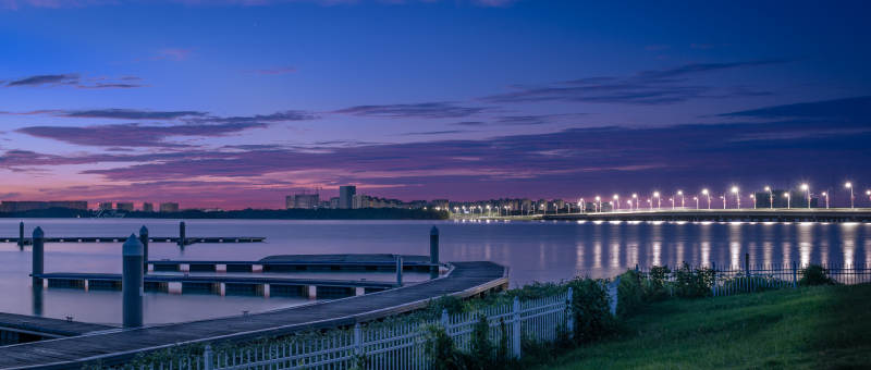 暮色中的城市湖景图片